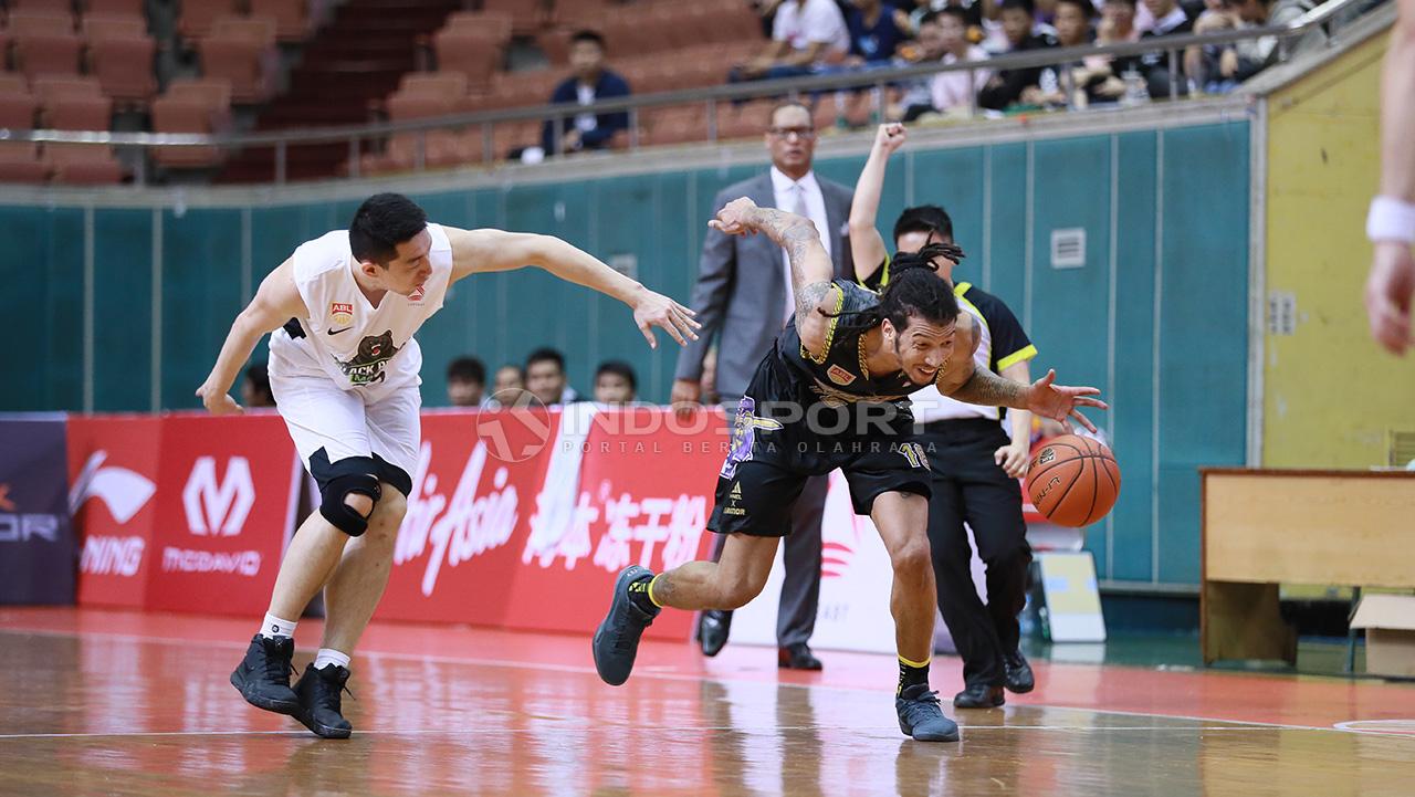 Maxie Esho mencoba lolos dari hadangan pemain Black Bears. - INDOSPORT