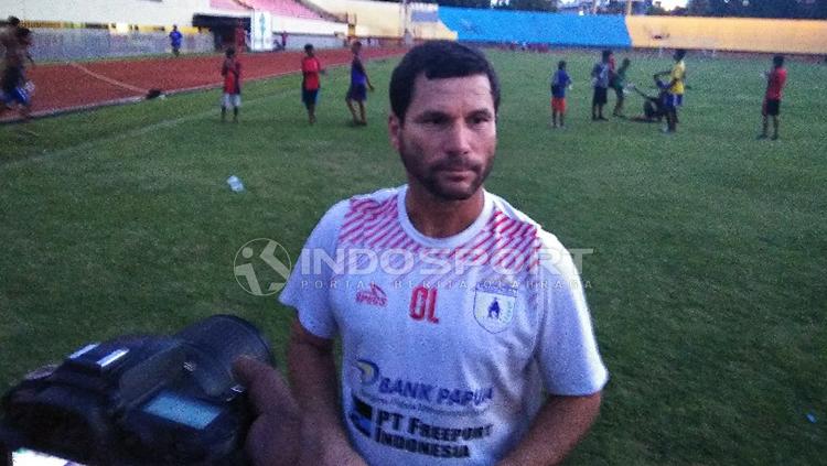Pelatih Persipura Jayapura, Oswaldo Lessa usai mendampingi timnya berlatih beberapa waktu lalu.