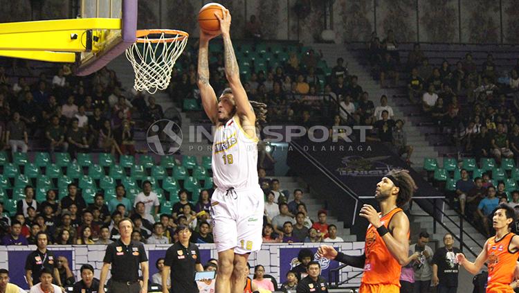 Maxie Esho berhasil melakukan dunk.