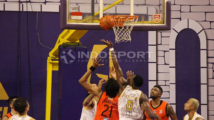 Pemain CLS Knight berusaha memblok bola dari pemain Mono Vampire.