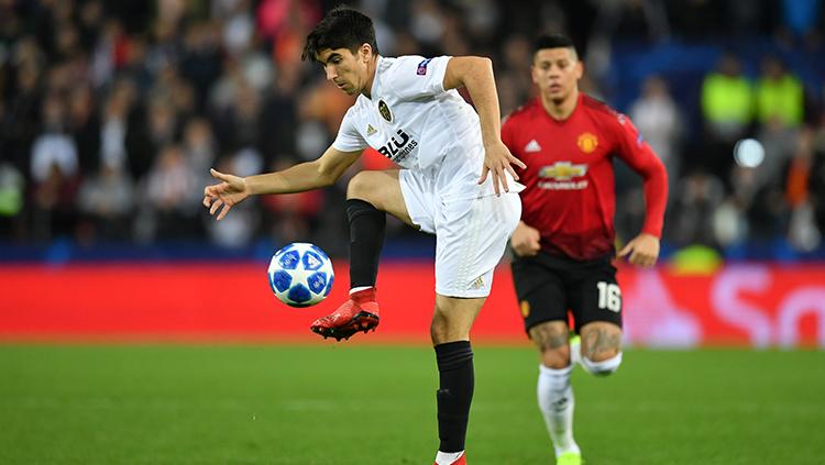 Carlos Soler tengah mengontrol bola dari pemain Man United. Copyright: Getty Images