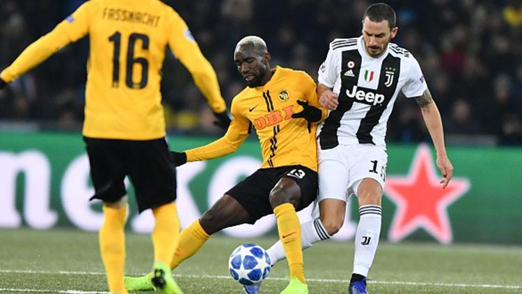 Moumi Ngamaleu danLeonardo Bonucci. Copyright: Indosport