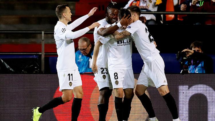 Para pemain Valencia berselebrasi.