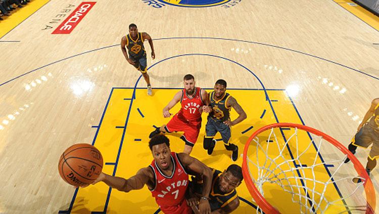 Duel antara pemain Toronto Raptors vs Golden State Warriors. Copyright: INDOSPORT