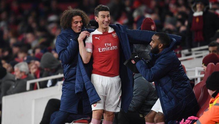 Laurent Koscielny nampak bahagia saat laga Arsenal vs Qarabag, Kamis (13/12/18). Copyright: Arsenal