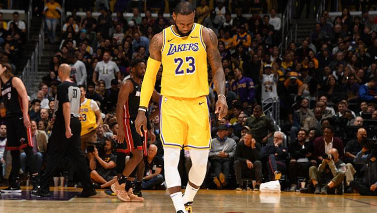 LeBron James, pemain megabintang LA Lakers yang tertunduk lemas saat mengetahuinya timnya kalah dari Houston Rockets. - INDOSPORT