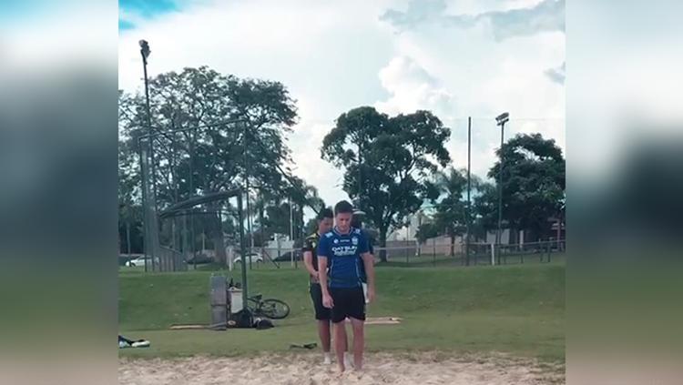 Patrick Cruz latihan memakai jersey Persib Bandung