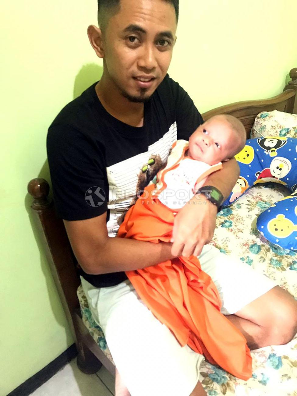 Dua kebahagiaan Kapten PSS Sleman, Muhammad Bagus Nirwanto juga dikaruniai seorang putra di pengujung tahun 2018. Copyright: Ronald Seger/Indosport.com