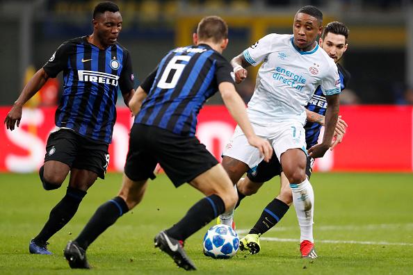 Duel antar pemain Inter Milan vs PSV Eindhoven. Copyright: INDOSPORT