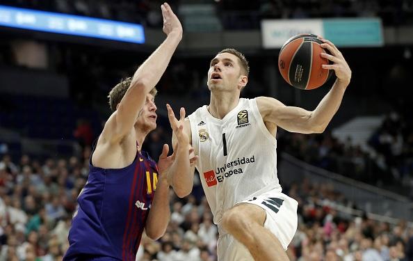 Pebasket Real Madrid, Fabien Causeur (kanan) saat mencoba memasukkan bola dan dicegat oleh pebasket Barcelona, Artem Pustovyi. Copyright: INDOSPORT