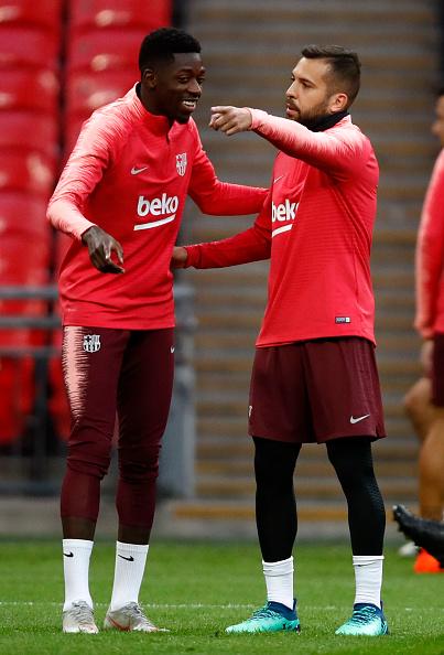 Dua pemain bintang Barcelona, Ousmane Dembele (kiri) dan Jordi Alba saat sedang latihan. Copyright: INDOSPORT