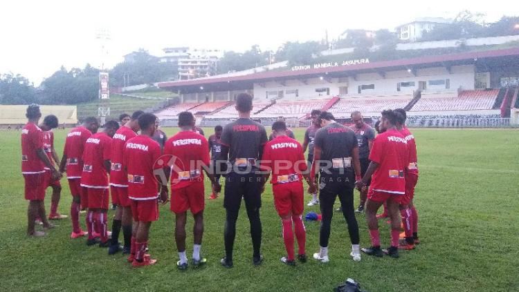 Skuat Muda Persipura usai menjalani sesi latihan di Stadion Mandala.