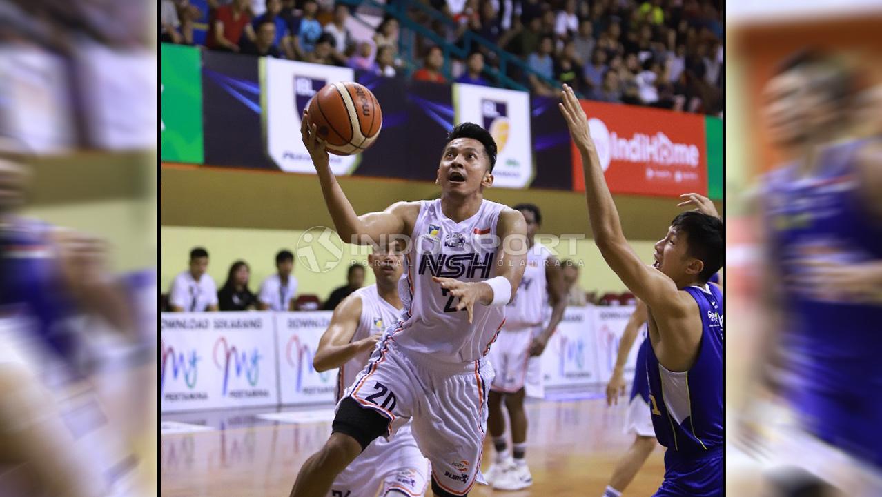 Laga NSH Jakarta vs Satria Muda Pertamina Jakarta. Copyright: Shintya Anya Maharani/Indosport.com