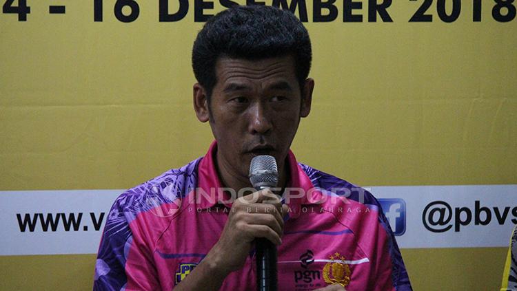 Pelatih Jakarta PGN Popsivo asal Thailand Chaman Dokmai saat konfrensi pers.