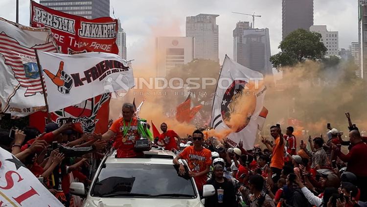 Aksi Pemain Persija Jakarta dan Jakmania konvoi setelah menjuarai Liga 1 2018.