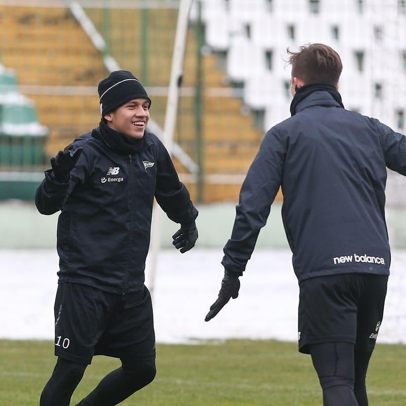 Egy Maulana Vikri berlatih bersama rekannya di lapangan bersalju. Copyright: @lechiagdansk_indonezji