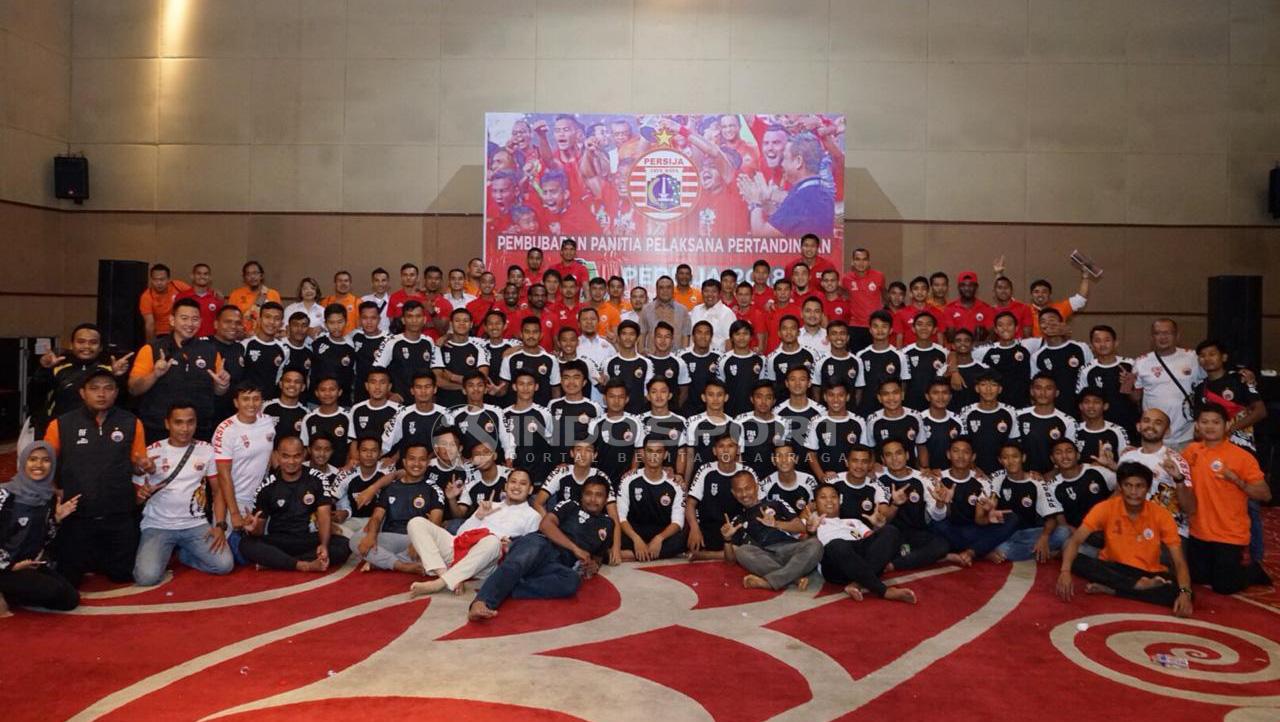 Tasyakuran pemain Persija Jakarta senior, U-19 dan U-16 bersama anak yatim piatu. - INDOSPORT