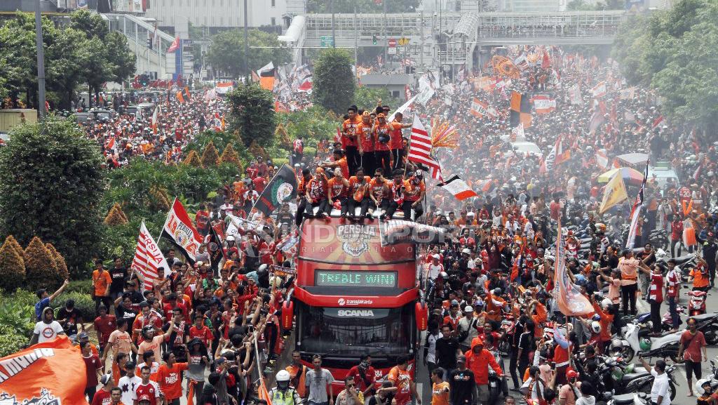 Aksi Pemain Persija Jakarta dan Jakmania konvoi setelah menjuarai Liga 1 2018. Copyright: Muhammad Nabil/Indosport.com