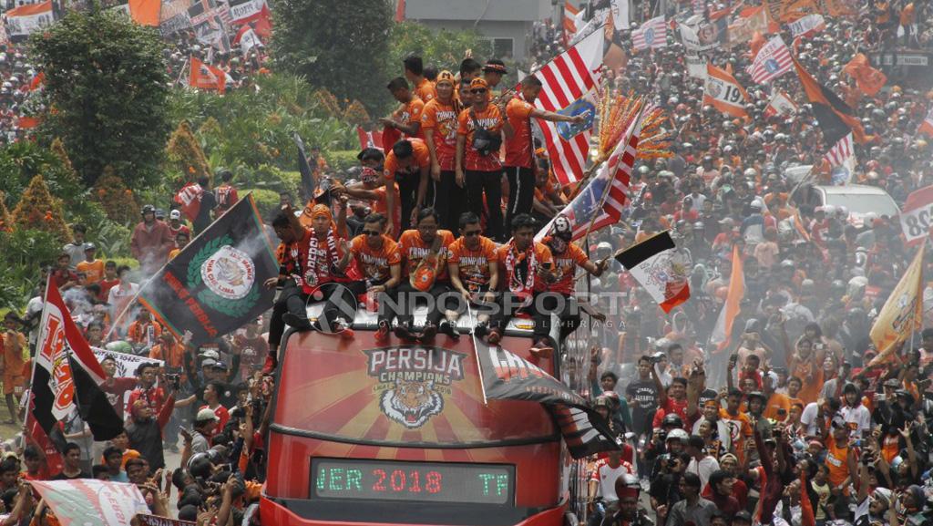 Aksi Pemain Persija Jakarta dan Jakmania konvoi setelah menjuarai Liga 1 2018.