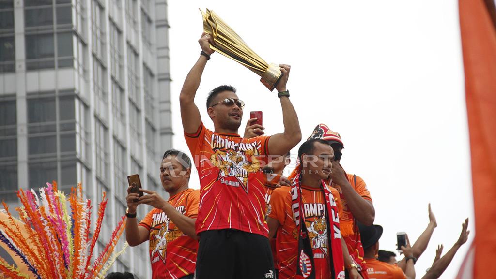 Aksi Pemain Persija Jakarta, Andritany Ardhiyasa mengangkat Piala Liga 1 2018.