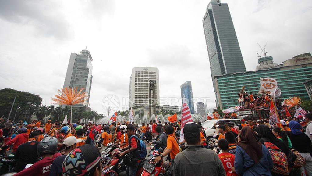 Aksi suporter Jakmania konvoi setelah menjuarai Liga 1 2018.