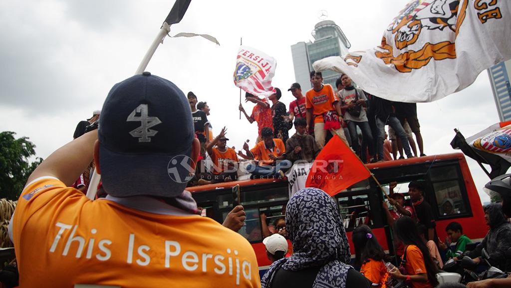 Aksi suporter Jakmania konvoi setelah menjuarai Liga 1 2018.