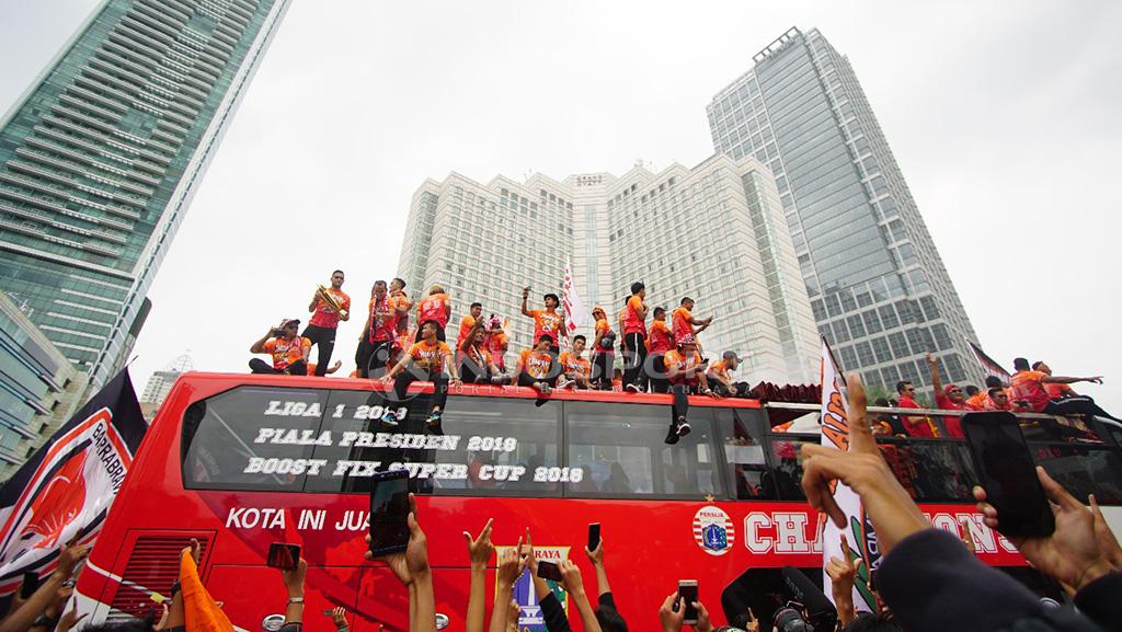 Aksi Pemain Persija Jakarta dan Jakmania konvoi setelah menjuarai Liga 1 2018.