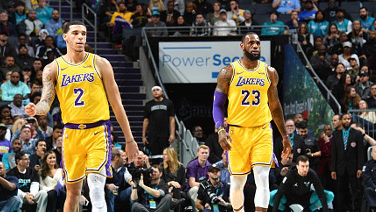 2 Bintang LA Lakers, LeBron James (kanan) dan Lonzo Ball. - INDOSPORT