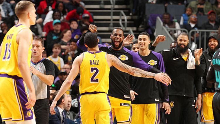 2 Bintang LA Lakers, LeBron James (kanan) dan Lonzo Ball.