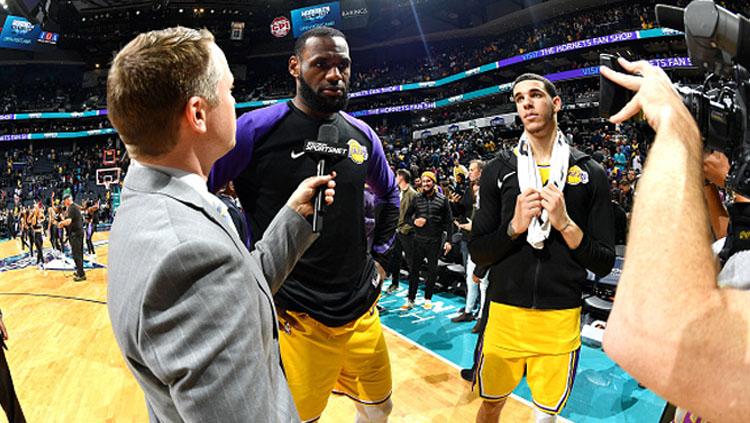 2 Bintang LA Lakers, LeBron James dan Lonzo Ball. Copyright: INDOSPORT