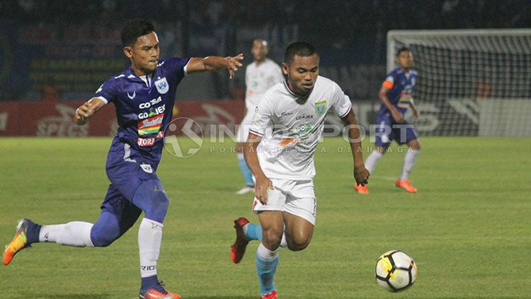 Gelandang PSIS, Bayu Nugroho, saat mencoba merebut bola dari Saddil Ramdani. Copyright: Ronald Seger/INDOSPORT