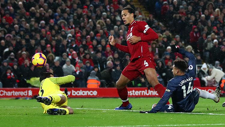 Jesse Lingard saat membobol gawang Alisson Becker. Copyright: Getty Images