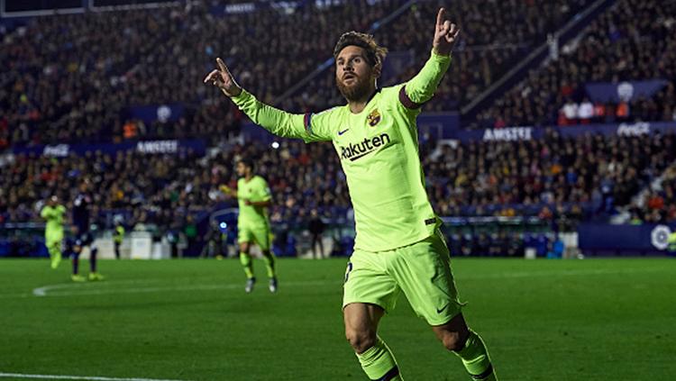 Selebrasi Lionel Messi saat mencetak hattrick ke gawang Levante. Copyright: Indosport