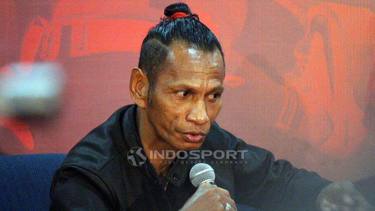Rochy Putiray, legenda Timnas Indonesia yang kini melatih klub Persebaru Banjarbaru.
