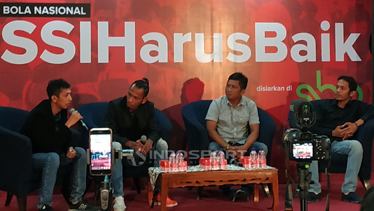 Tiga pembicara saat sesi 1 PSSI Harus Baik. Copyright: Fitra Herdian/Indosport.com