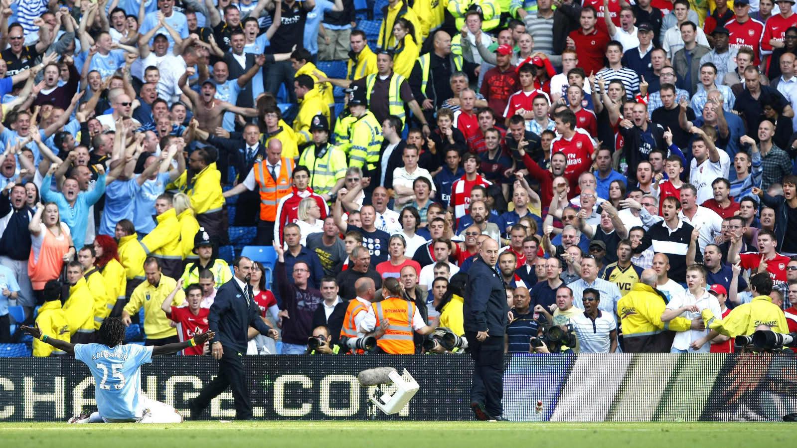 Mengenang selebrasi ikonik nan gila Emmanuel Adebayor saat mencetak gol ke gawang mantan timnya, Arsenal untuk Manchester City. - INDOSPORT