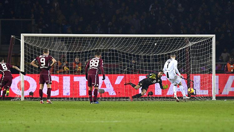 Cristiano Ronaldo saat mengeksekusi tendangan penalti.
