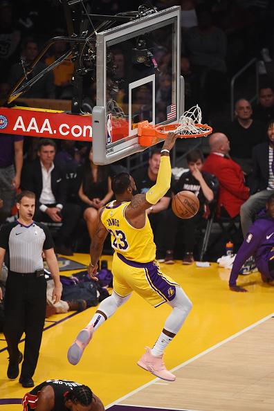 LeBron James, bintang basket milik LA Lakers yang kerap melakukan slam dunk pada kesempatan emas yang ia dapat. Copyright: INDOSPORT