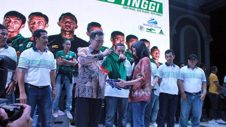 CEO PSS Sleman Soekeno menerima jersey PSS Sleman.