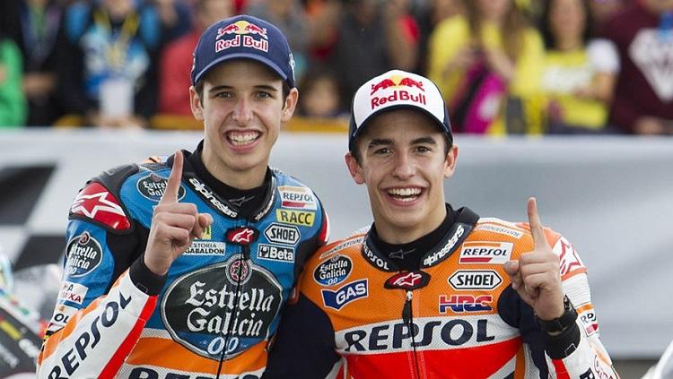 Marc Marquez turut bahagia dengan keberhasilan sang adik, Alex Marquez yang meraih podium juara di Moto2 Italia 2019. - INDOSPORT