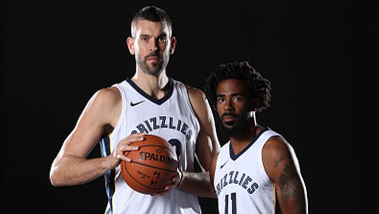 2 bintang Memphis Grizzlies, Marc Gasol (kiri) dan Mike Conley Jr.