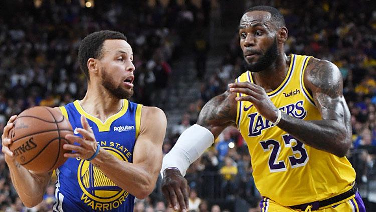 Bintang basket Golden State Warriors, Stephen Curry dan LeBron James, bintang basket LA Lakers. Copyright: INDOSPORT