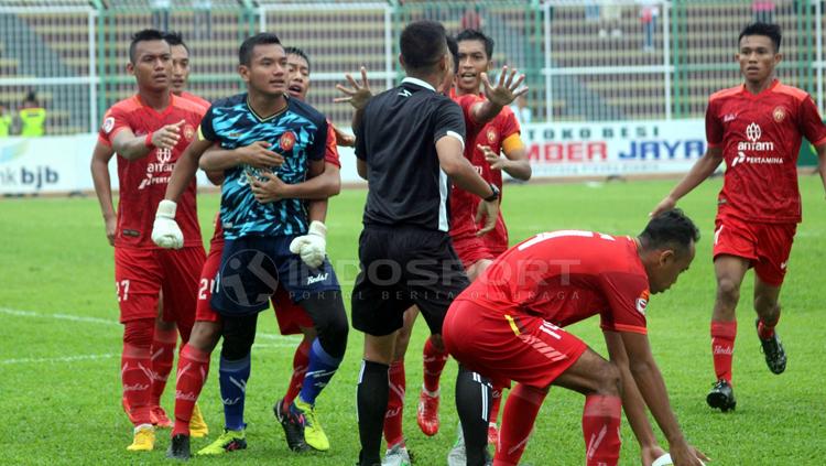 Wasit Wawan Rapiko menjadi bulan-bulanan pemain Persib Copyright: Ronald Seger Prabowo/INDOSPORT