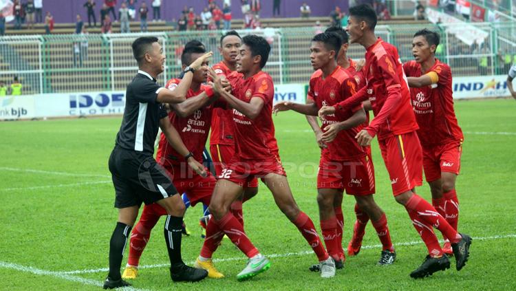 Wasit Wawan Rapiko saat mendapat protes dari pemain Persiba Bantul pada laga kedua babak 8 besar Grup B 2018 melawan PSGC Ciamis di Stadion Galuh, Ciamis, Rabu (19/12/18) lalu. - INDOSPORT