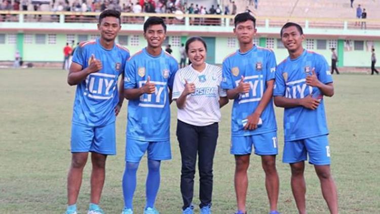 Lasmi Indaryani bersama empat pemain Persibara Banjarnegara Copyright: Lasmi Indaryani