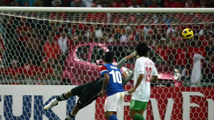 Gol Safee Sali ke gawang Timnas Indonesia di final Piala AFF 2010. - INDOSPORT