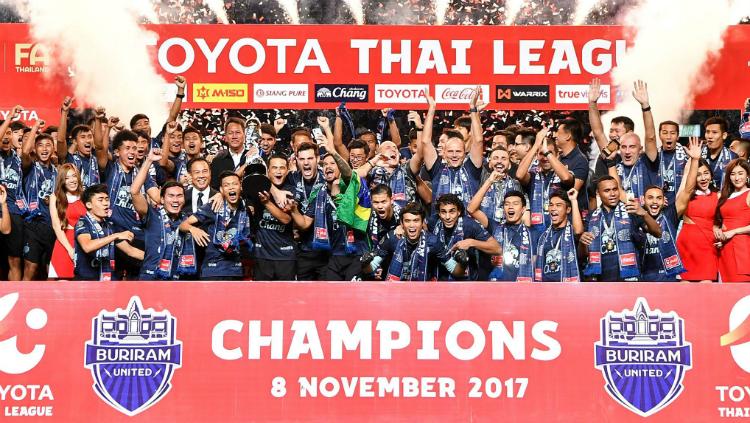 Buriram United Tengah Merayakan Keberhasilan Menjuari Liga 1 Thailand Copyright: foxsportsasia