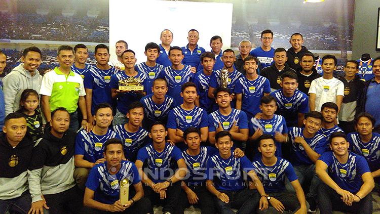 Manajemen dan pemain Persib U-19 berfoto ‎bersama pada acara syukuran di Graha Persib
