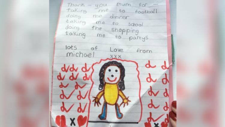 Surat yang ditulis Michael Owen kecil untuk ibunya. Copyright: Twitter @themichaelowen