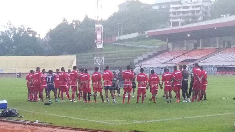 Skuat Persipura Jayapura saat menjalani latihan di Stadion Mandala. - INDOSPORT